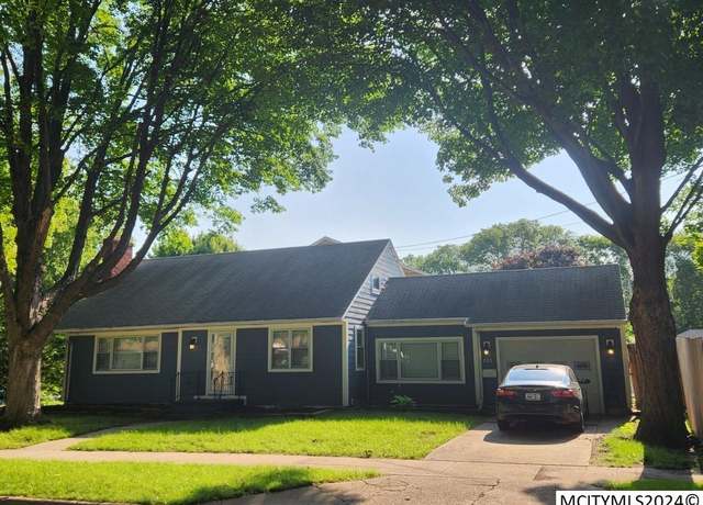 Property at 633 S Rhode Island Ave, Mason City, IA 50401, 4 beds, 1.5 baths