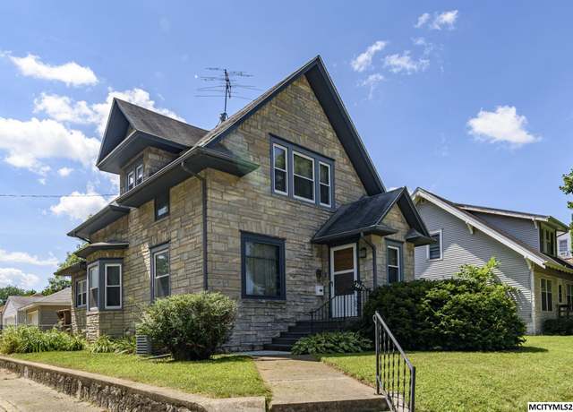 Property at 221 9th St NW, Mason City, IA 50401, 2 beds, 2 baths