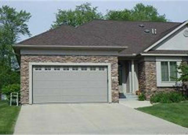 Property at 2180 Country Club Dr Dr, Mason City, IA 50401, 4 beds, 2.5 baths