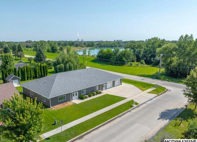 Property at 2700 4th St NW, Mason City, IA 50401, 3 beds