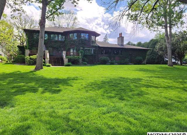 Property at 125 N Crescent Dr Dr, Mason City, IA 50401, 5 beds, 3.25 baths