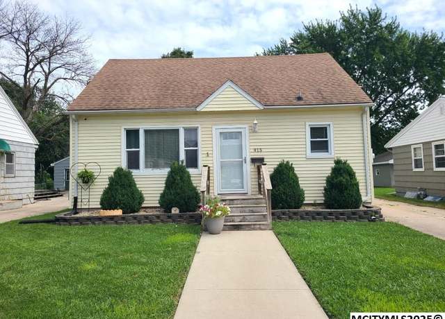 Property at 915 N Polk Ave, Mason City, IA 50401, 3 beds, 1 bath