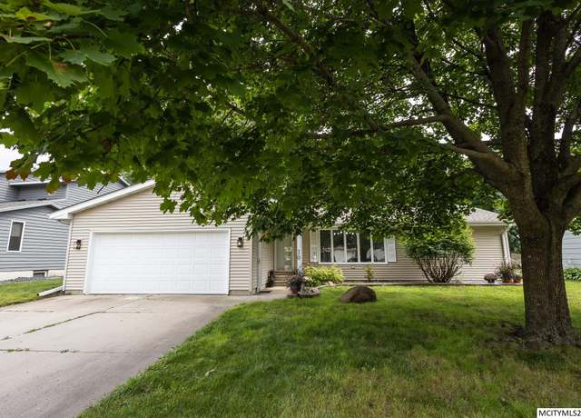 Property at 10 Lexington Sq Sq, Mason City, IA 50401, 5 beds, 2.25 baths