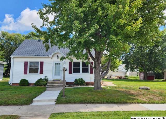 Property at 813 N Tyler Ave, Mason City, IA 50401, 3 beds, 1.75 baths