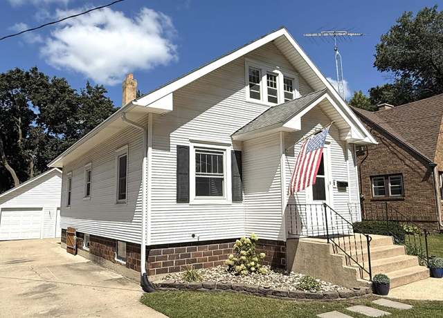Property at 1048 1st St NW, Mason City, IA 50401, 3 beds, 2.25 baths