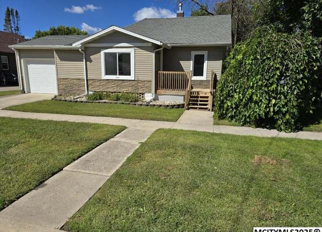 Property at 1100 2nd Ave Ave S, Clear Lake, IA 50428, 2 beds, 1 bath