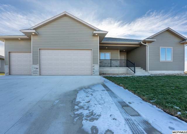Property at 605 Bedford St St, Clear Lake, IA 50428, 5 beds