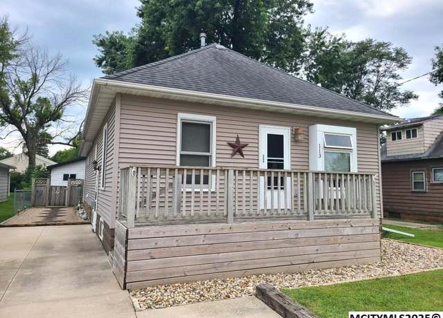 Property at 113 19th St SE, Mason City, IA 50401, 3 beds, 1.75 baths