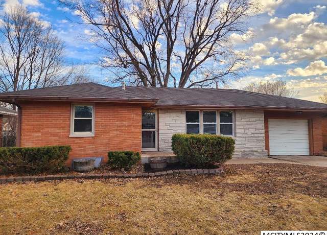 Property at 1513 7th Pl Pl SW, Mason City, IA 50401, 3 beds, 2.25 baths