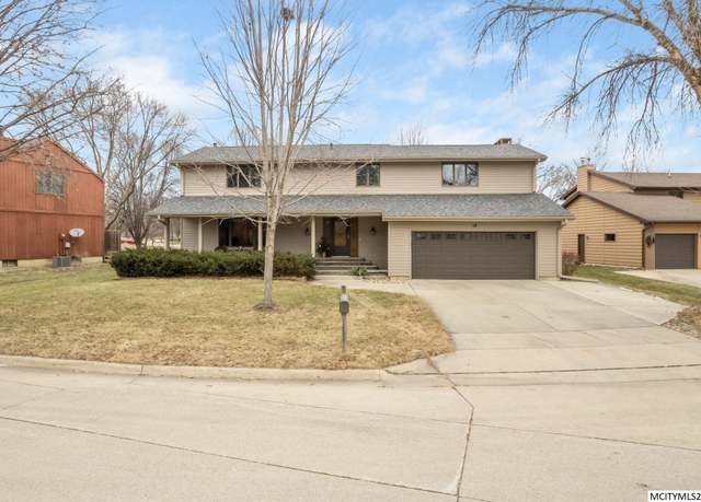 Property at 12 Post Rd Rd, Mason City, IA 50401, 4 beds, 3 baths