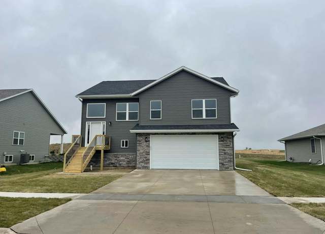 Property at 1008 S 11th Ave, Washington, IA 52353, 4 beds, 3 baths