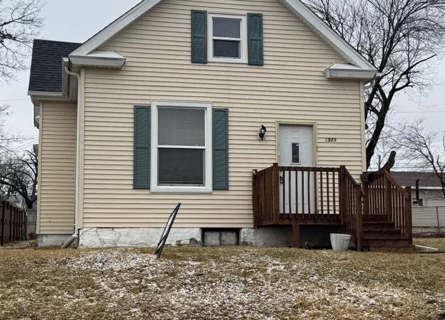 Property at 1925 Vine St, Davenport, IA 52804, 3 beds, 1 bath