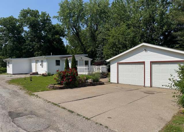 Property at 517 1/2 Woodlawn Ave, Muscatine, IA 52761, 2 beds, 1 bath