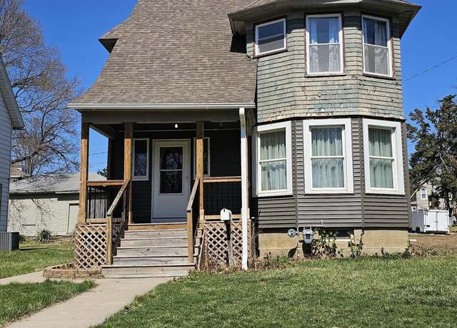 Property at 918 Arlington Ct, Davenport, IA 52803, 4 beds, 2 baths