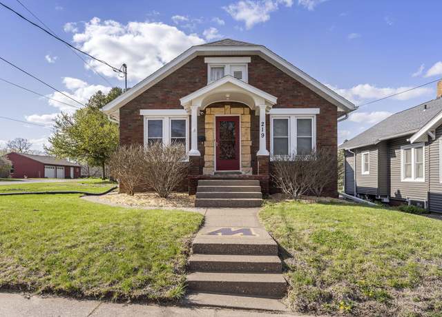 Property at 219 W 11th St, Muscatine, IA 52761, 3 beds, 2 baths