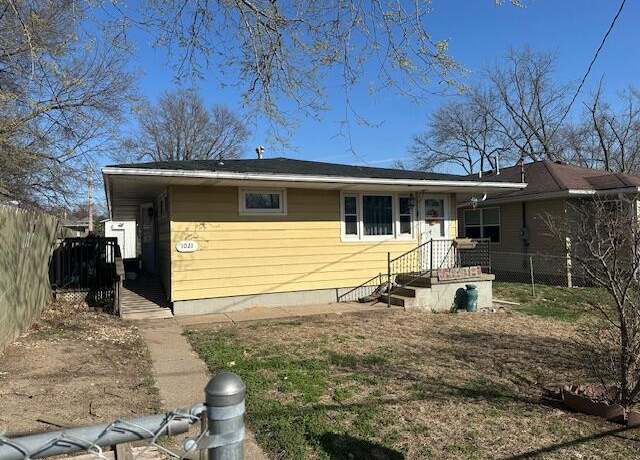 Property at 1021 Hill Ave, Muscatine, IA 52761, 3 beds, 1 bath