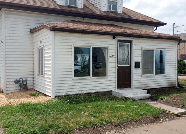 Property at 2208 Sampson St, Muscatine, IA 52761, 6 beds, 2 baths