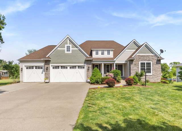 Property at 1923 Ashford Ave, Muscatine, IA 52761, 4 beds, 3 baths