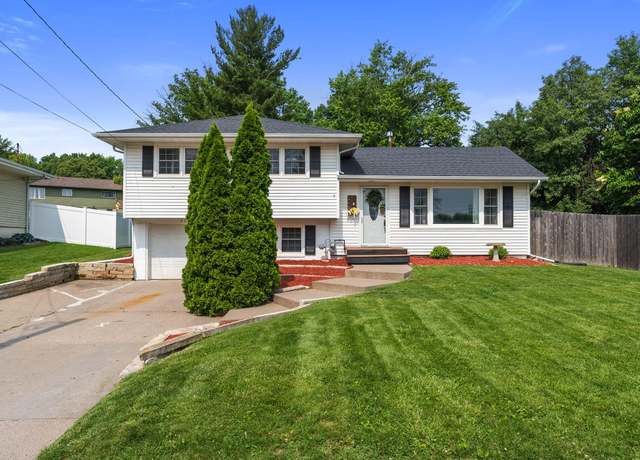 Property at 2026 Crestline Dr, Muscatine, IA 52761, 3 beds, 2 baths