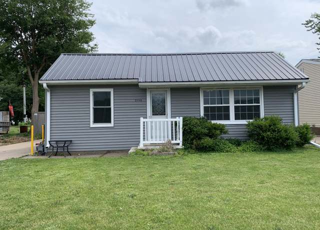 Property at 2110 Oneida Ave, Muscatine, IA 52761, 2 beds, 1 bath