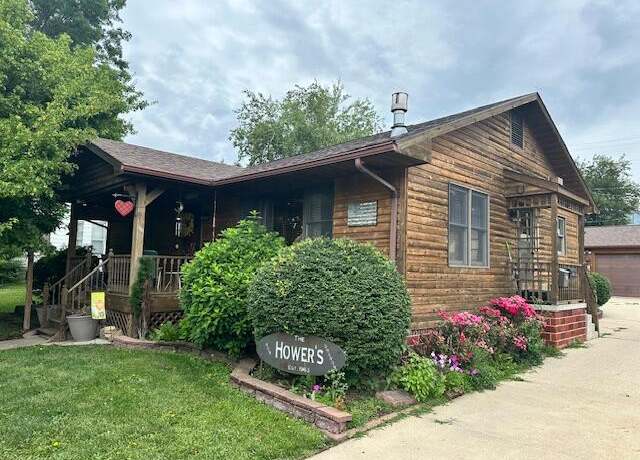 Property at 405 N Pine St, Creston, IA 50801, 2 beds, 3 baths