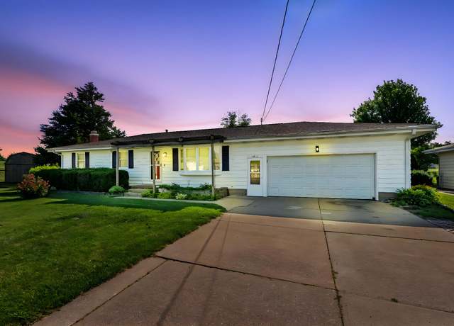 Property at 2817 Highland Ct, Muscatine, IA 52761, 3 beds, 2 baths