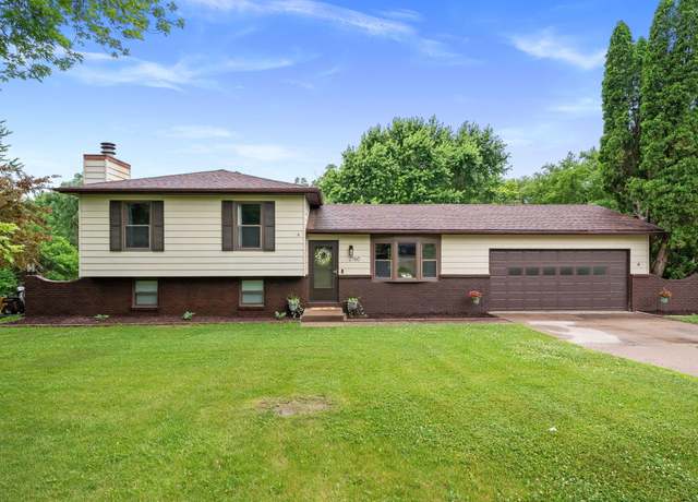 Property at 2760 Centerview Rd, Muscatine, IA 52761, 3 beds, 2 baths