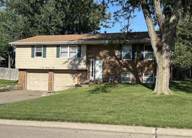 Property at 604 Sunrise Cir, Muscatine, IA 52761, 3 beds, 3 baths