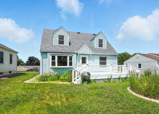 Property at 113 Middle Rd, Muscatine, IA 52761, 3 beds, 3 baths