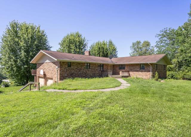 Property at 2012 Geneva Hills Rd, Muscatine, IA 52761, 4 beds, 3 baths