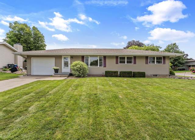 Property at 1619 Beach Cir, Muscatine, IA 52761, 3 beds, 2 baths