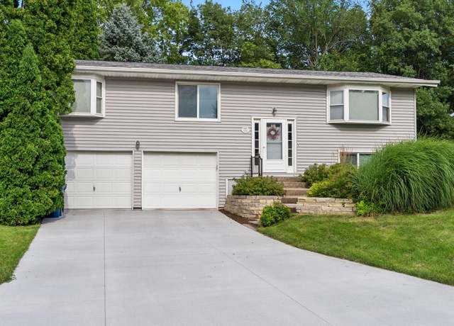 Property at 2405 Forest Pkwy, Muscatine, IA 52761, 3 beds, 3 baths