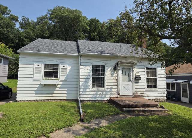 Property at 899 Woodlawn Ave, Muscatine, IA 52761, 2 beds, 1 bath