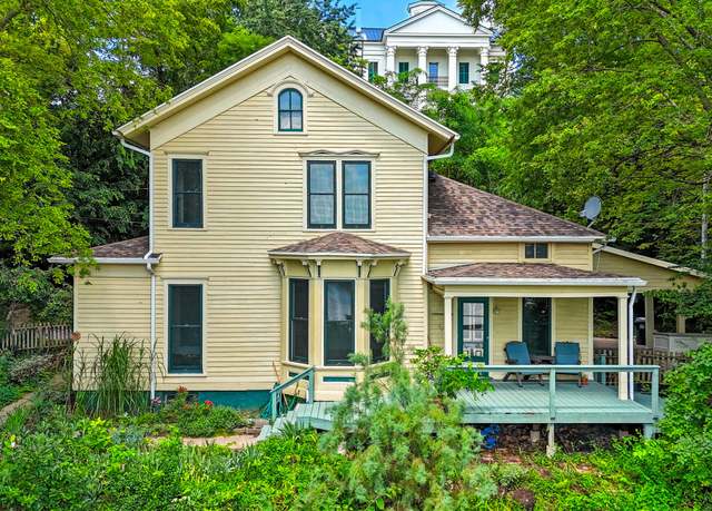 Property at 718 W 2nd St, Muscatine, IA 52761, 3 beds, 2 baths