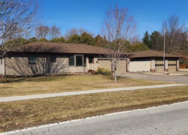 Property at 6702 Mcintire Rd, Muscatine, IA 52761, 4 beds, 2 baths