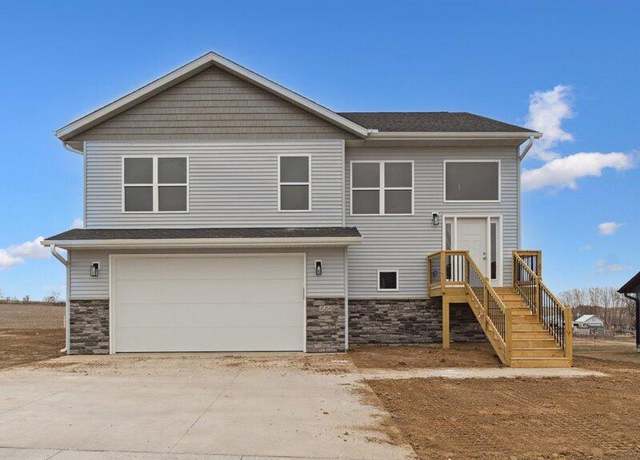 Property at 1600 Duncan Dr, Muscatine, IA 52761, 4 beds, 3 baths