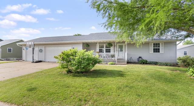 Photo of 303 Summerset Ln, Fruitland, IA 52749
