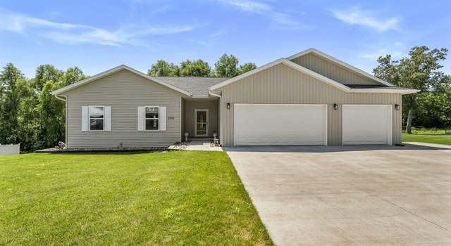 Photo of 2702 Oak Dr, Muscatine, IA 52761