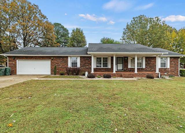 Property at 2004 Lakeshore Dr, Madisonville, KY 42431, 3 beds, 2 baths
