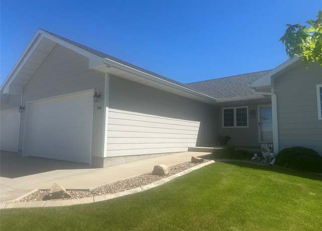 Property at 900 39th Ave NE, Great Falls, MT 59404, 4 beds, 3 baths
