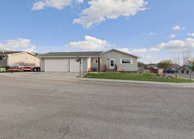 Property at 3404 Jasper Rd, Great Falls, MT 59404, 4 beds, 2.5 baths
