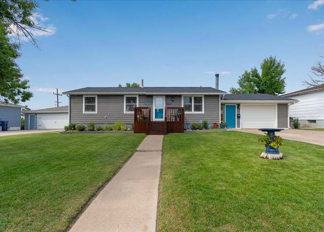 Property at 725 36th Ave NE, Great Falls, MT 59404, 4 beds, 2 baths
