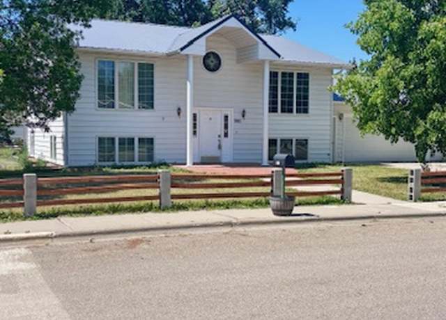 Property at 901 Teton Ave, Shelby, MT 59474, 4 beds, 2.5 baths