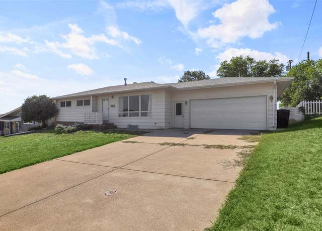 Property at 820 47th St S, Great Falls, MT 59405, 4 beds, 2 baths