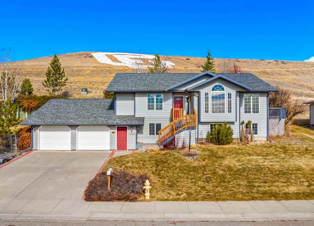 Property at 1113 Valley View Dr, Great Falls, MT 59404, 5 beds, 3 baths