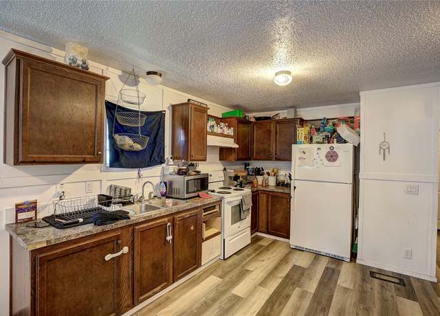 Property at 1045 Conrad Dr, Kalispell, MT 59901, 3 beds, 2 baths