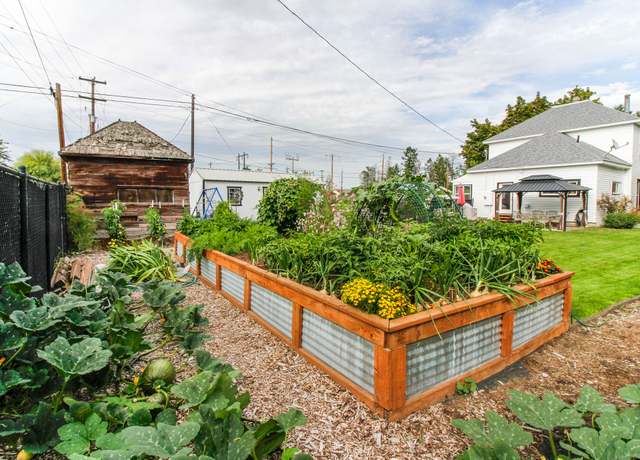 Property at 4 Woodland Ave, Kalispell, MT 59901, 4 beds, 2 baths