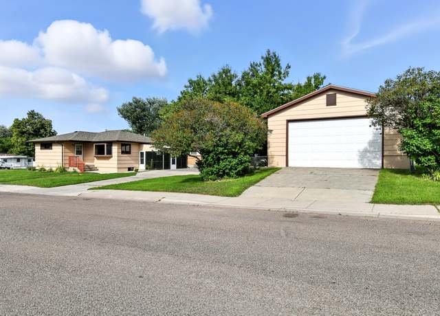 Property at 1800 12th Ave S, Great Falls, MT 59405, 4 beds, 2 baths