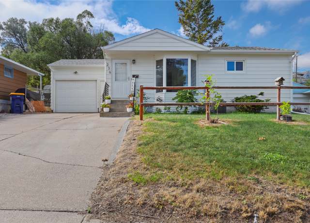 Property at 236 17th Ave S, Great Falls, MT 59405, 4 beds, 2 baths