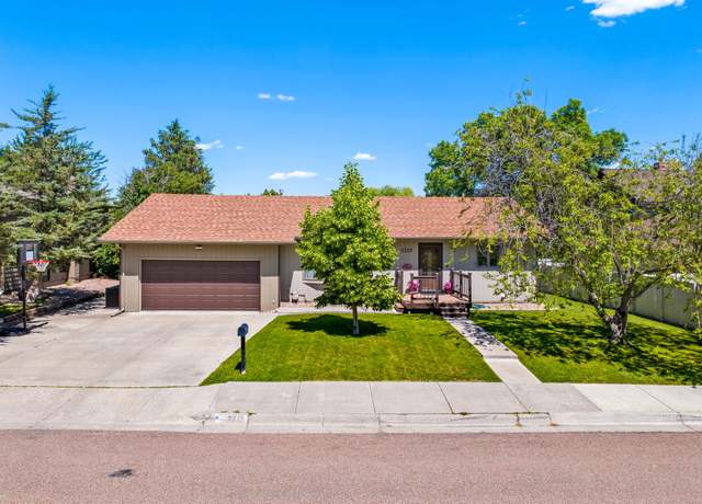 Property at 2215 13th St SW, Great Falls, MT 59404, 6 beds, 3 baths